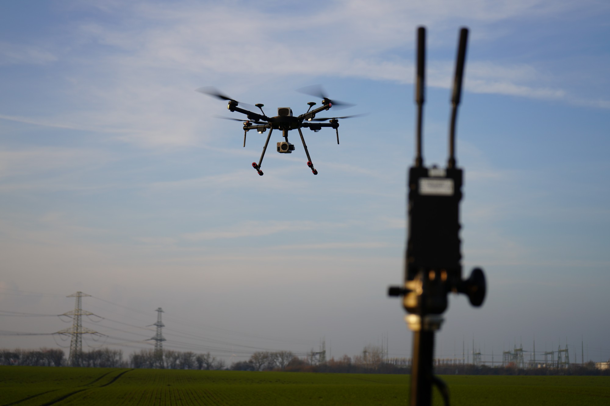 Hilfe für Vermisste Neben der Fähigkeit, Personen präzise aufzuspüren, können CiS Drohnen auch mit zusätzlichen Nutzlasten ausgestattet werden, um den gesuchten Personen direkt Unterstützung zu bieten. Erste-Hilfe-Kits, Nahrung, Rettungswesten oder Rettungsdecken können sicher an die Betroffenen geliefert werden, wodurch die Einsatzteams erste Hilfe leisten können, noch bevor sie vor Ort…