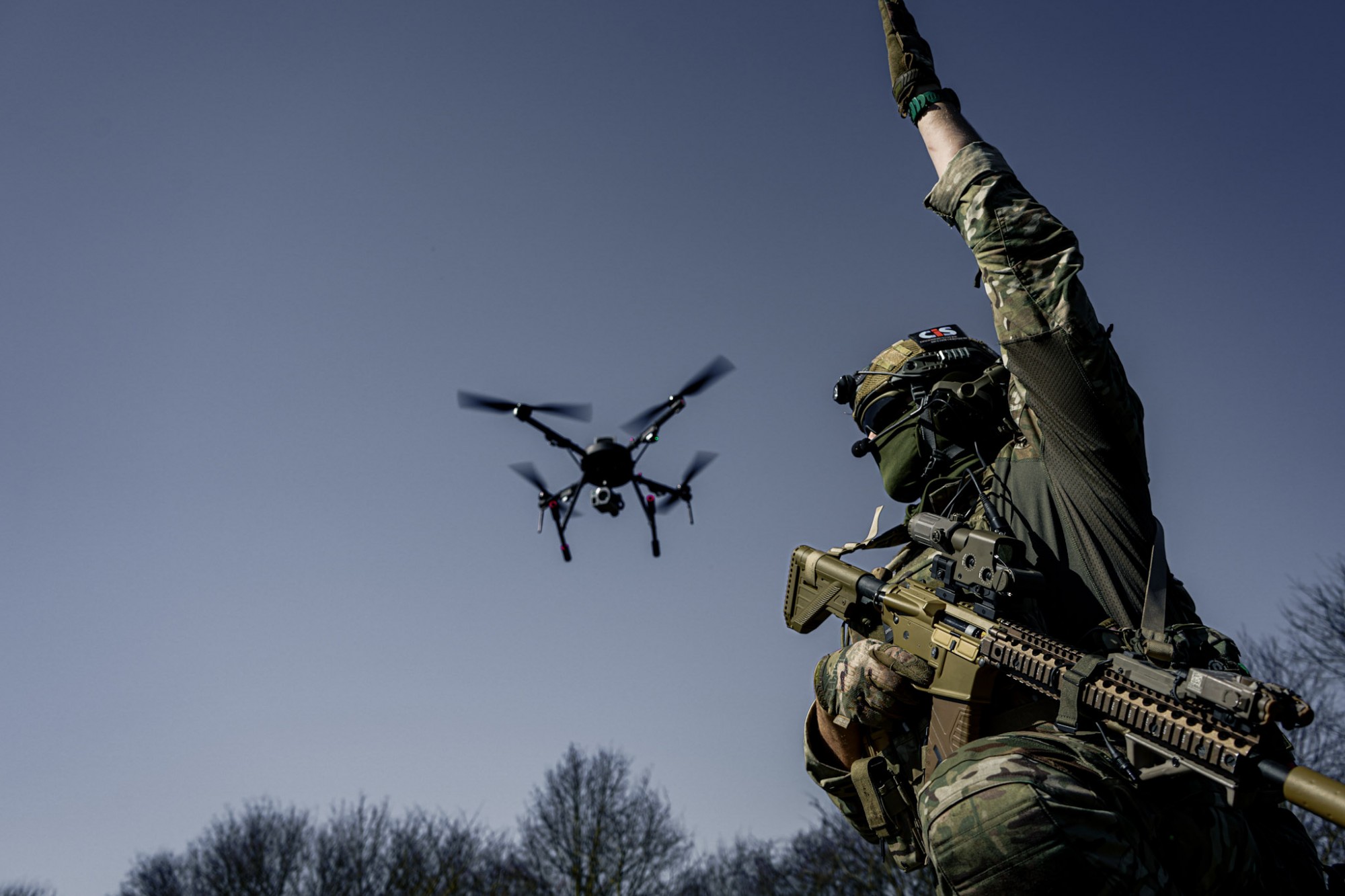 Luftgestützte Aufklärung, Überwachung und Lagebilderweiterung mit integrierten UAV-Systemen, Sensorik und Missionssoftware.