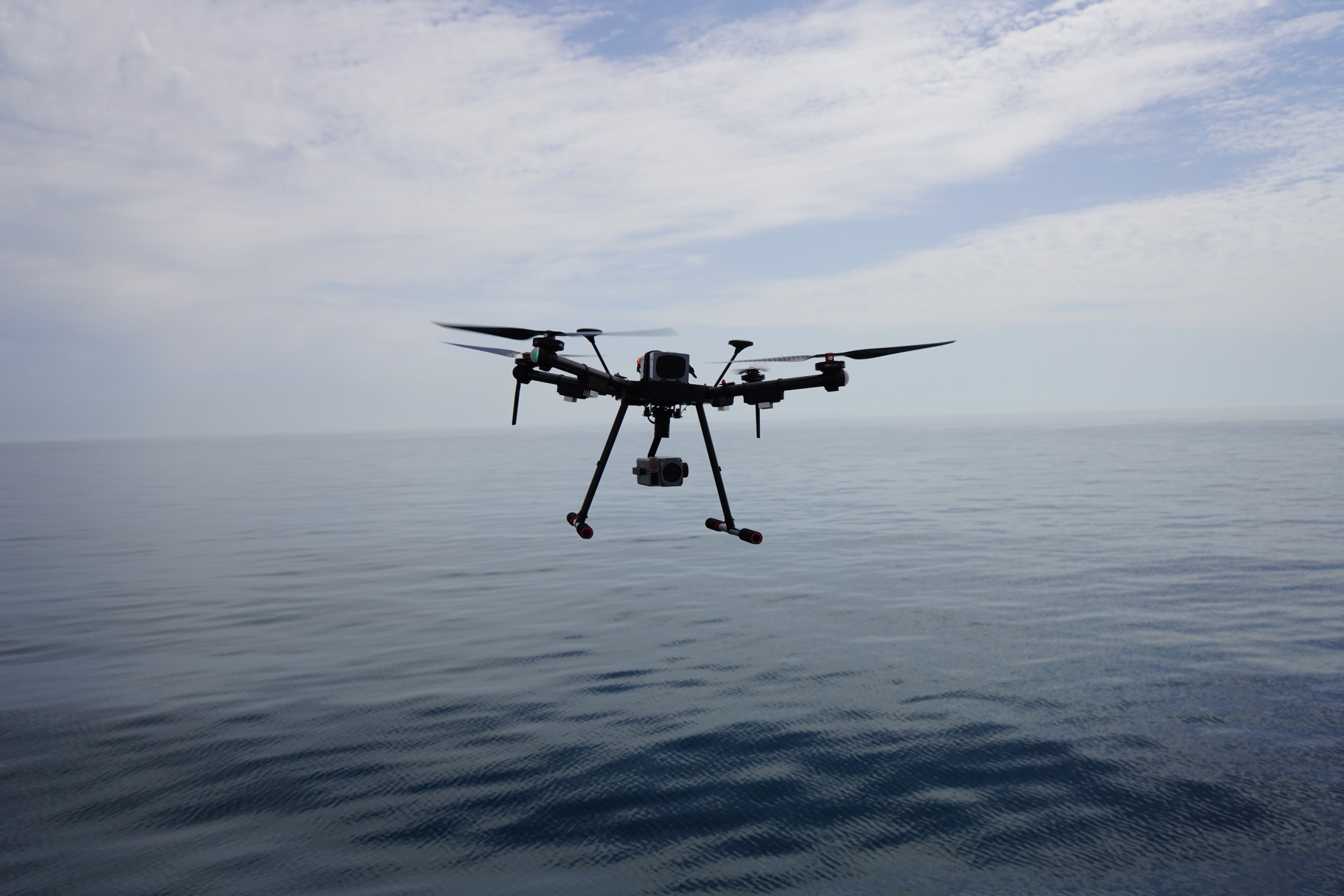 Aufklärung auf See Drohnen, ausgestattet mit fortschrittlicher Wärmebildtechnik, Nachtsicht und hochpräziser Geolokalisierung, optimieren die Aufklärung von schwer einsehbaren maritimen Bereichen. Küstenregionen und Buchten werden umfassend überwacht, wobei Personen und Objekte präzise lokalisiert werden. CiS Drohnen nutzen störsichere Technologie und Stealth-Modi, bei denen alle LEDs abgeschaltet werden. Dies gewährleistet nicht nur…