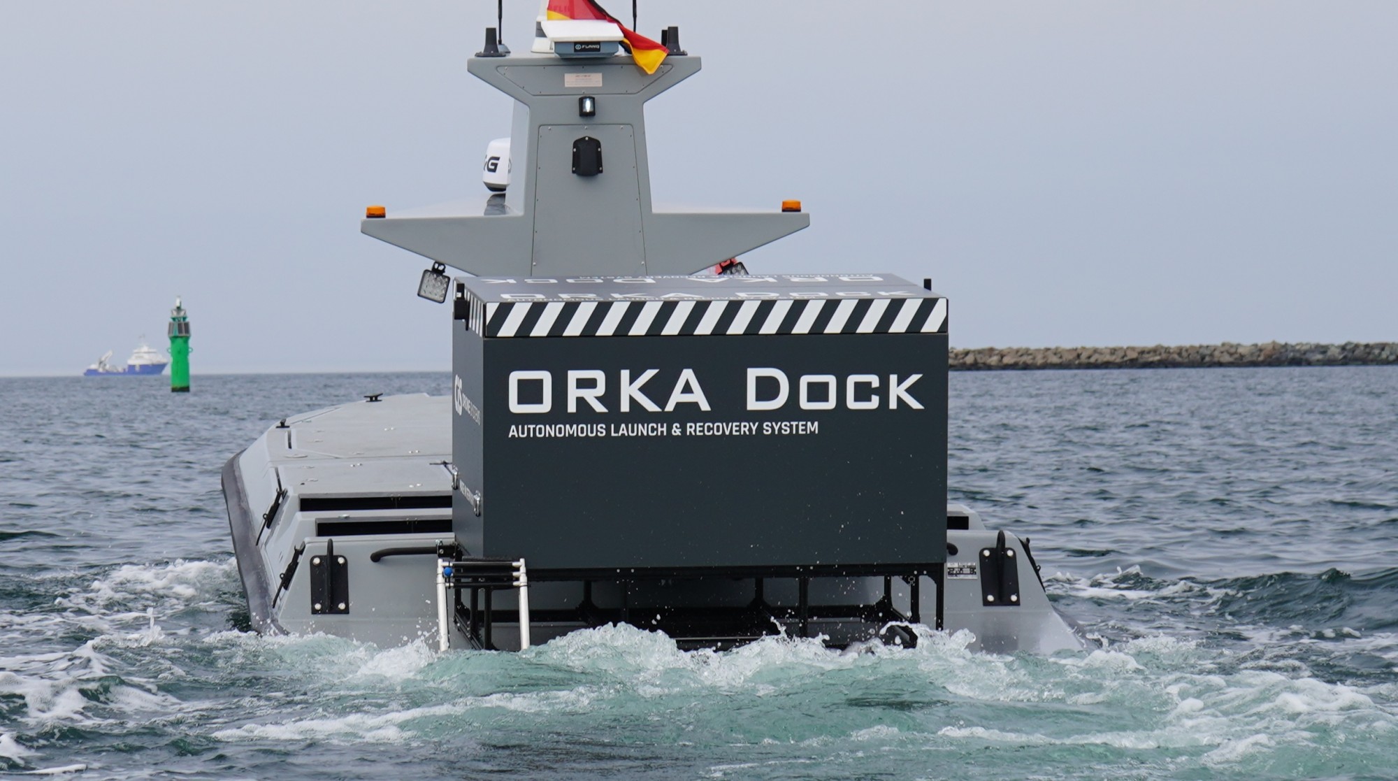 Das ORKA Dock macht die Drohne dauerhaft einsatzbereit. Es schützt die ORKA, ermöglicht automatisierte Starts und Landungen, stellt Energie bereit und erweitert stationäre, mobile oder maritime Plattformen um integrierte Luftaufklärung.